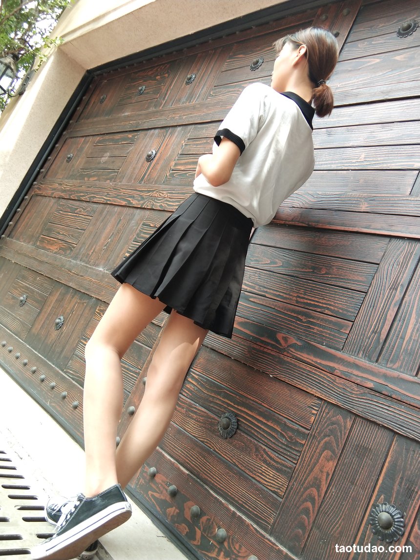 街拍丝足 NO.166 张筠 OL休闲凉高美腿 [56P+21M]