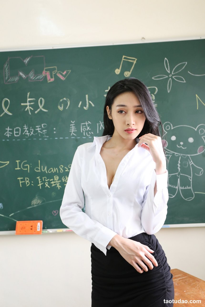 街拍丝足 NO.177 邬育锜 红花短旗袍高跟美腿 [108P+344M]