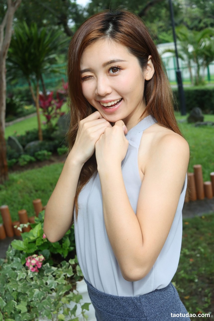 街拍丝足 NO.182 名婷 高衩吊带长裙丝袜高跟美腿 [34P+126M]