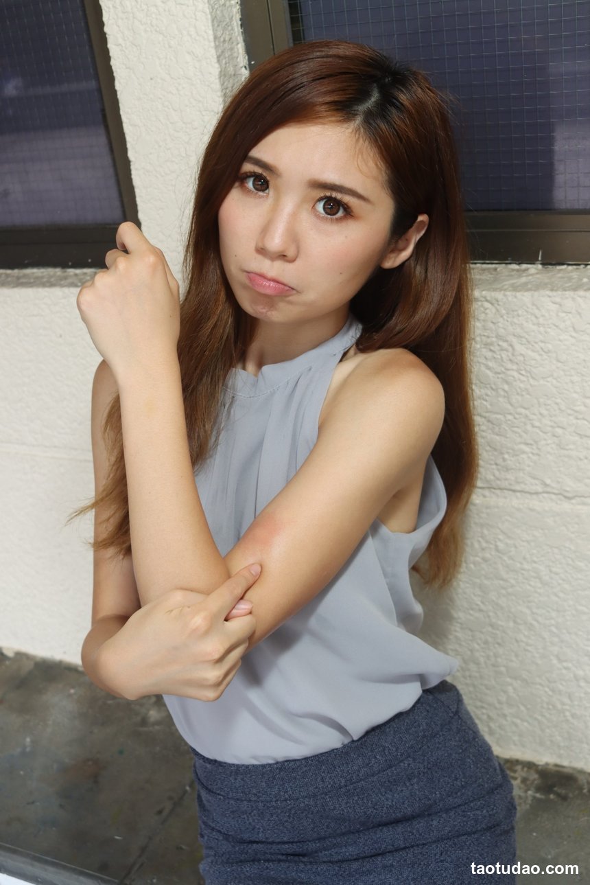 街拍丝足 NO.182 名婷 高衩吊带长裙丝袜高跟美腿 [34P+126M]