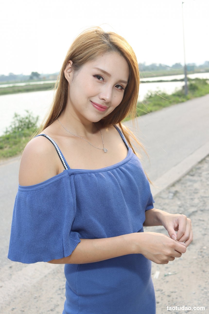 街拍丝足 NO.183 张伦甄 露肩连衣裙丝袜高跟美腿 [36P+37M]