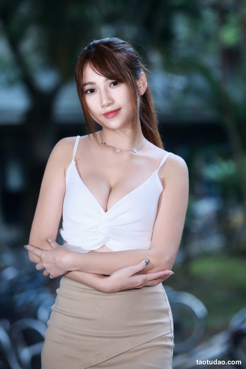 街拍丝足 NO.197 彭璇 连衣短裙涼高美腿 [58P+74M]