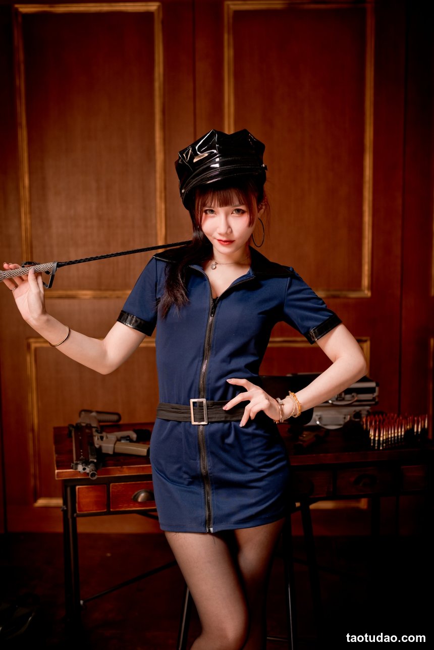 街拍丝足 NO.205 何佳欣 格子短旗袍丝袜高跟美腿  [84P+113M]