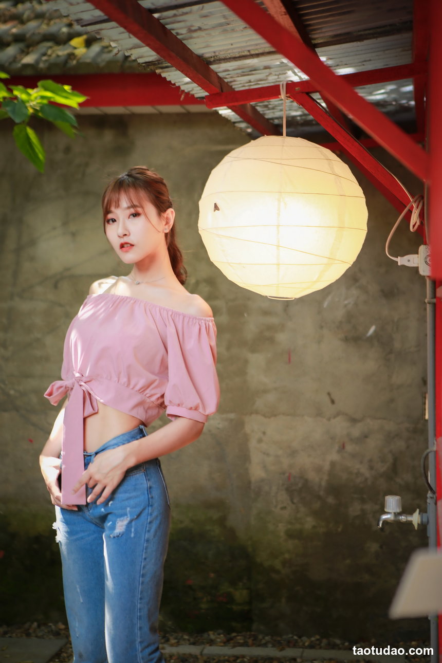 街拍丝足 NO.207 金允乔 露肩连衣短裙涼高美腿  [54P+113M]