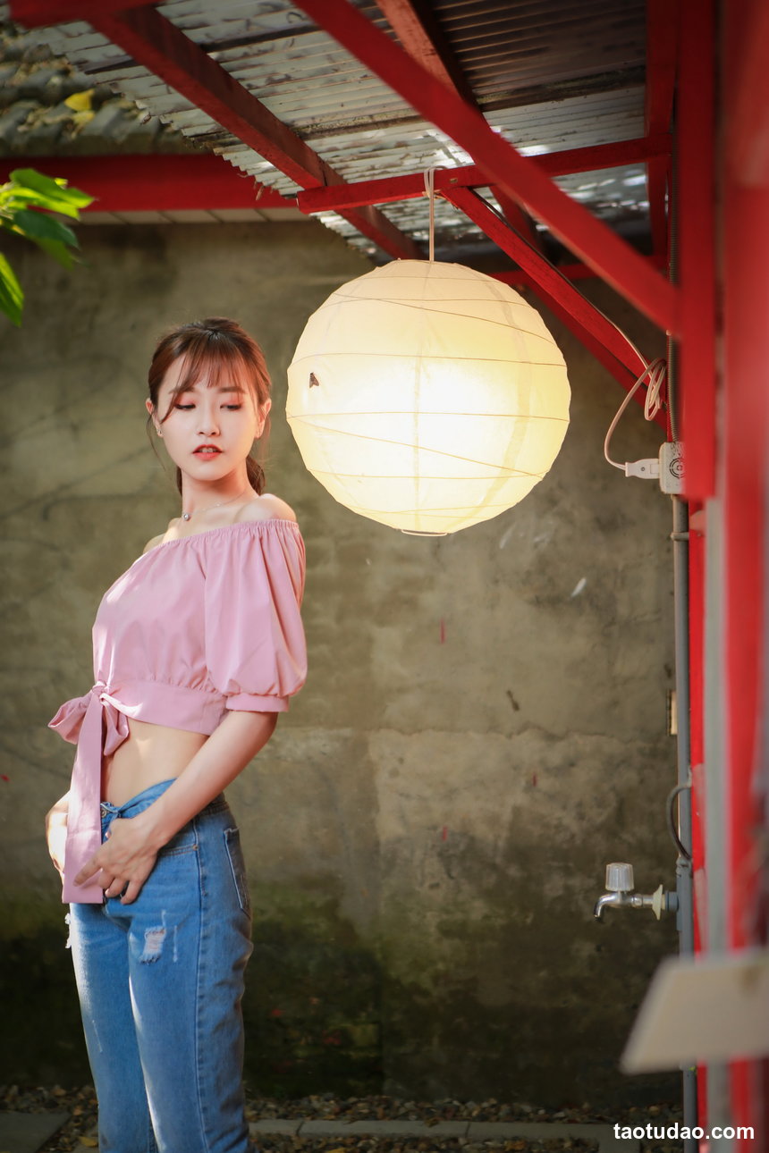 街拍丝足 NO.207 金允乔 露肩连衣短裙涼高美腿  [54P+113M]