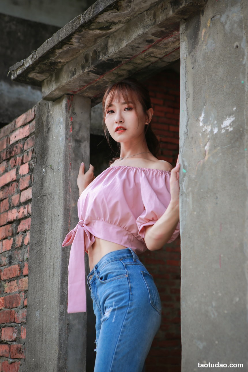 街拍丝足 NO.207 金允乔 露肩连衣短裙涼高美腿  [54P+113M]