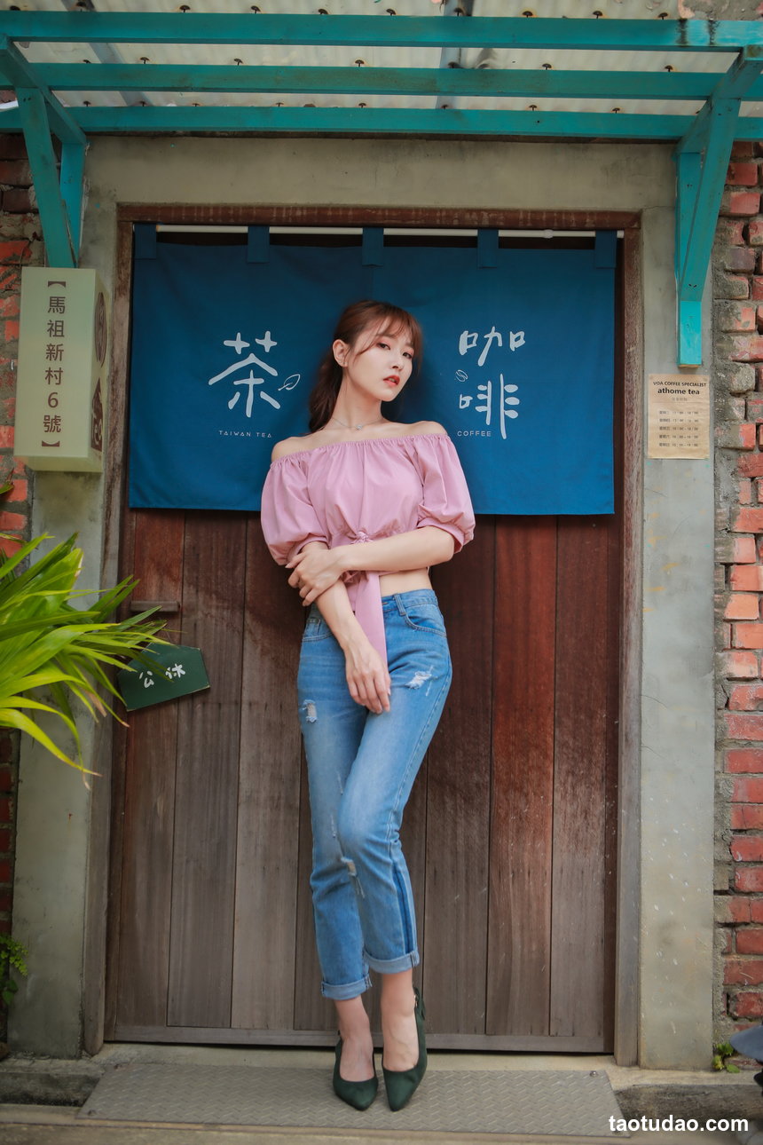 街拍丝足 NO.207 金允乔 露肩连衣短裙涼高美腿  [54P+113M]