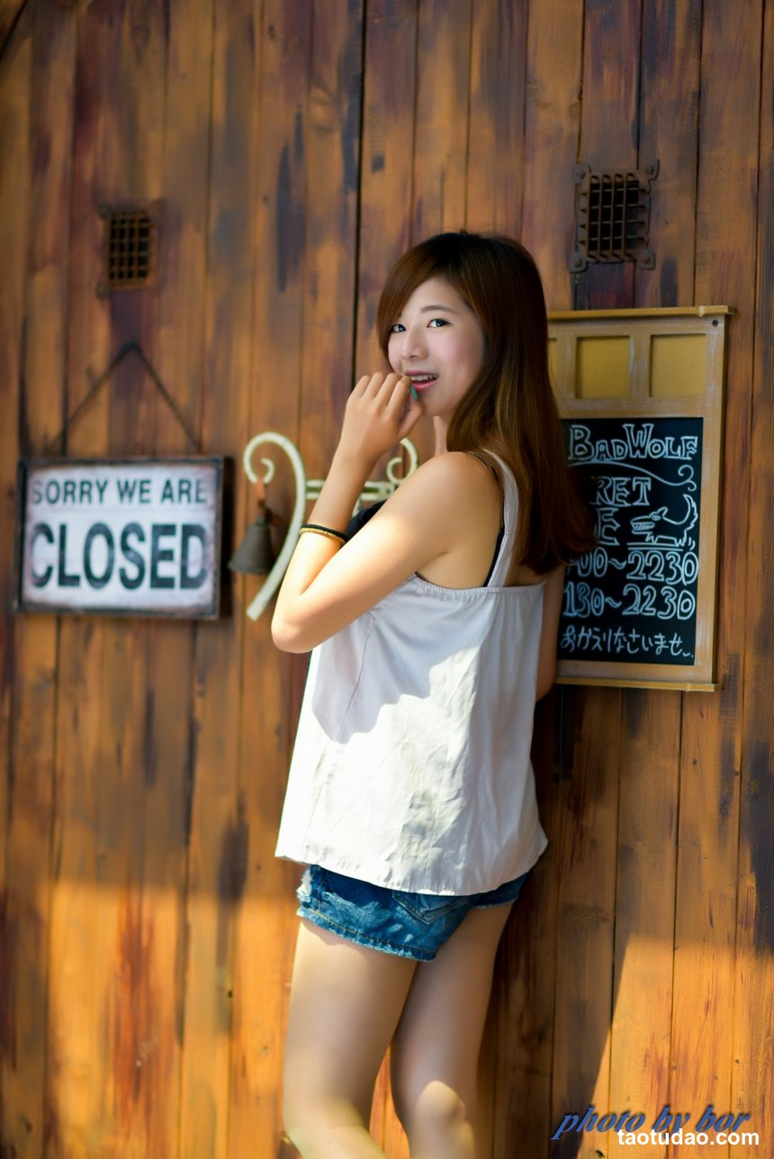 街拍丝足 NO.210 小雯 露肩牛仔短裤凉高美腿  [80P+392M]