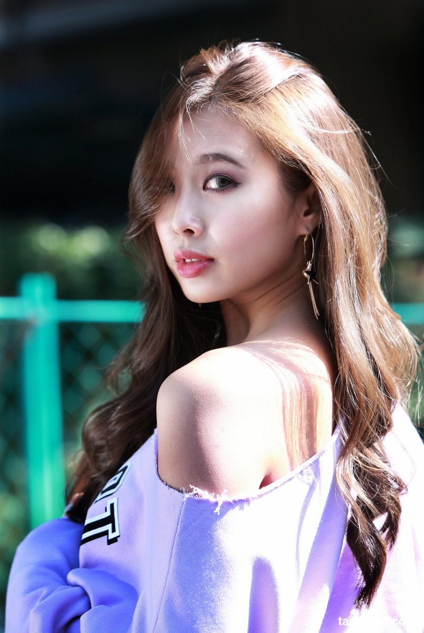 街拍丝足 NO.212 小优 短旗袍丝袜高跟美腿  [78P+400M]