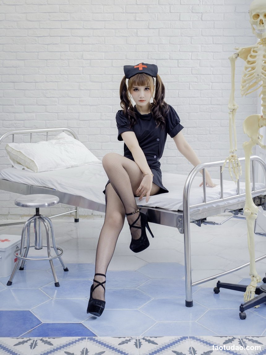 街拍丝足 NO.219 金允乔 台中高铁 高跟美腿外拍  [82P+105M]