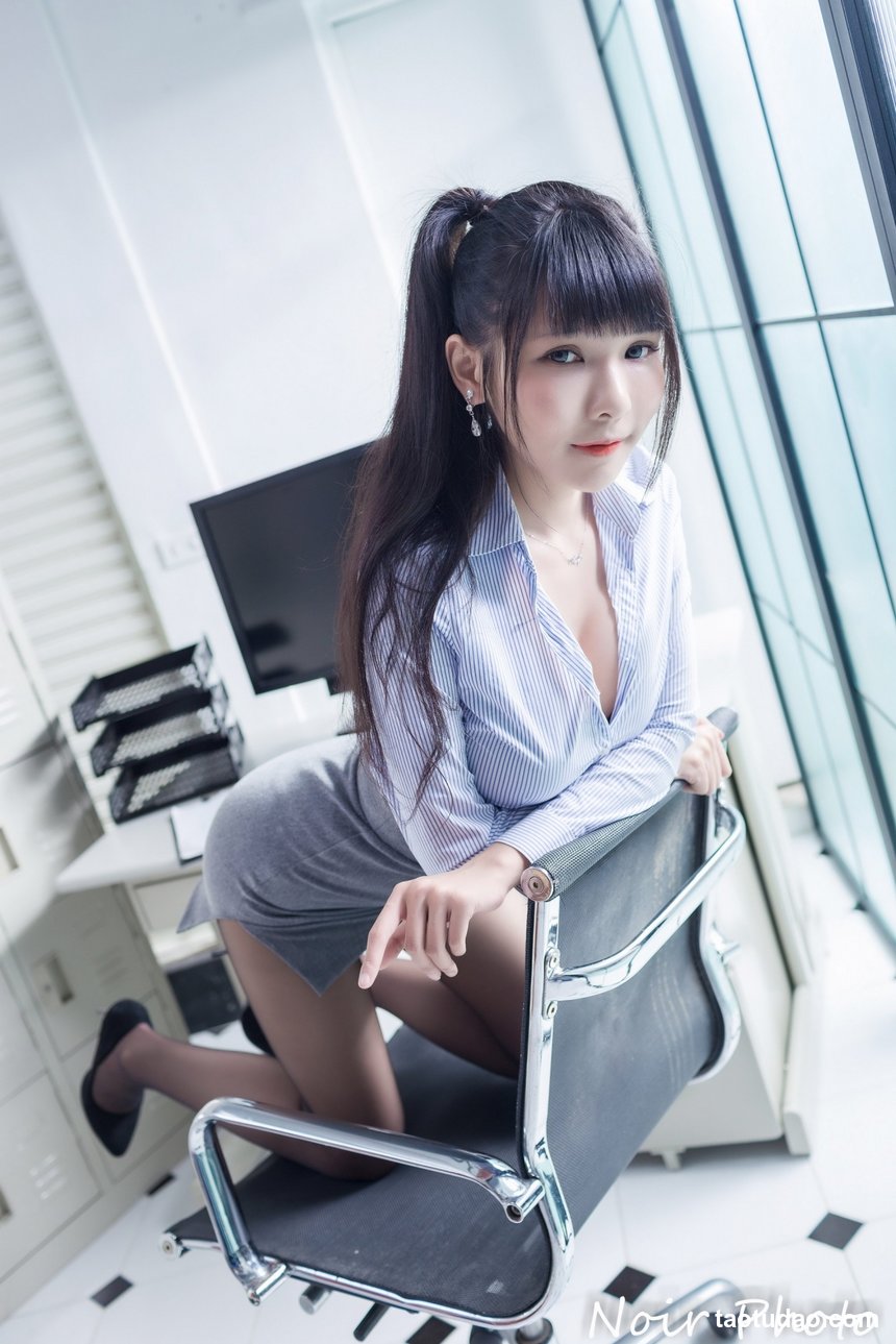 街拍丝足 NO.221 优宝 性感睡衣 高跟美腿外拍 [47P+52M]