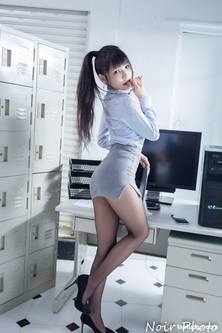 街拍丝足 NO.221 优宝 性感睡衣 高跟美腿外拍 [47P+52M]