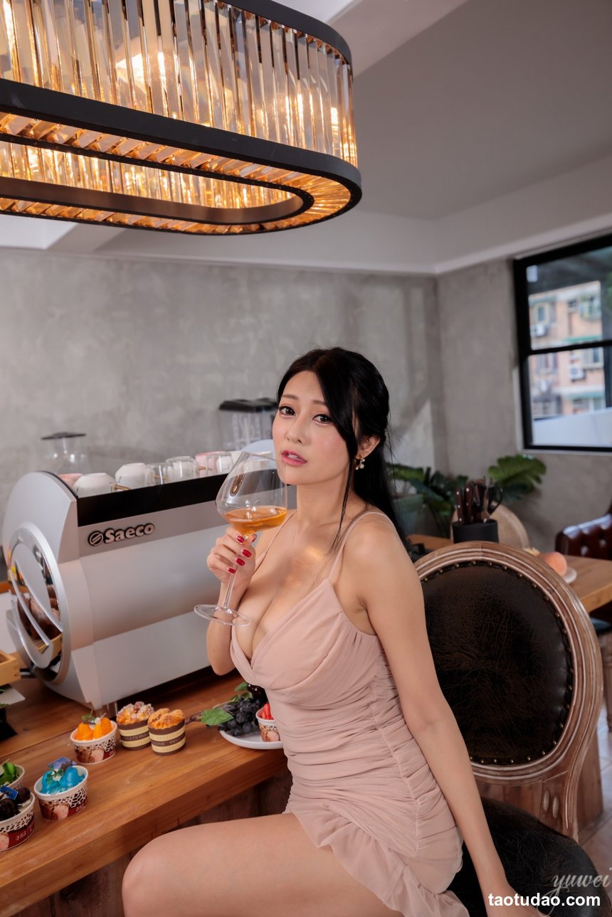 街拍丝足 NO.222 朱芷玄 粉红开衩礼服 [87P+79M]