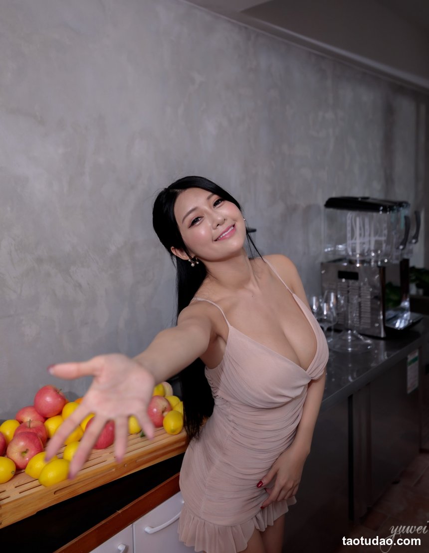 街拍丝足 NO.222 朱芷玄 粉红开衩礼服 [87P+79M]