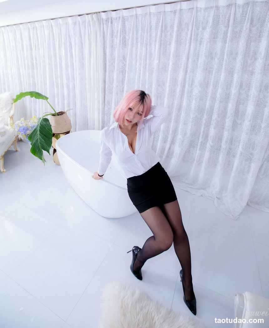 街拍丝足 NO.224 Bao 丝袜高跟美腿外拍 [79P+104M]