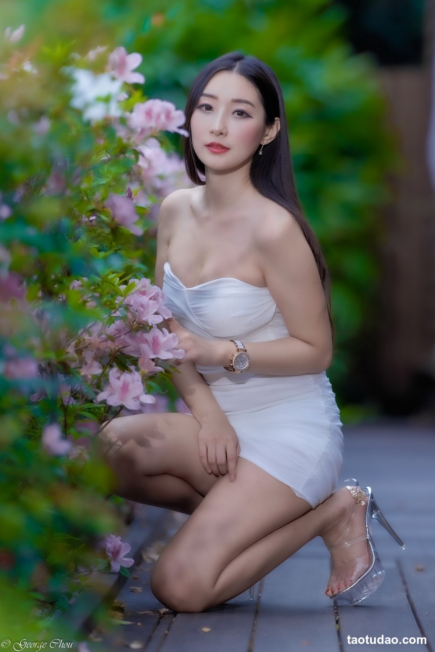 街拍丝足 NO.225 艾比 OL性感 高跟美腿旅拍 [66P+80M]