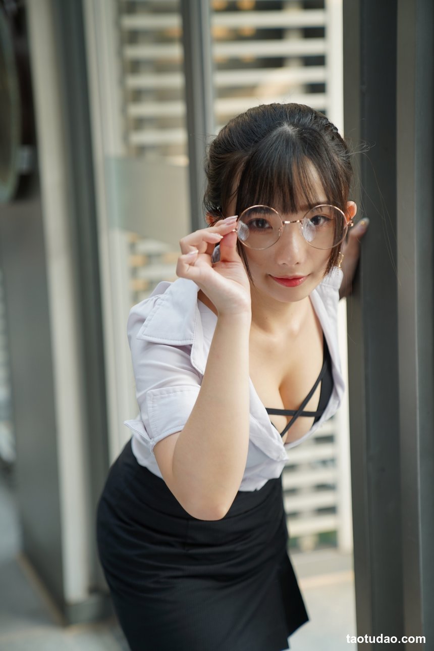 街拍丝足 NO.227 林茉晶 高跟美腿棚拍  [33P+38M]