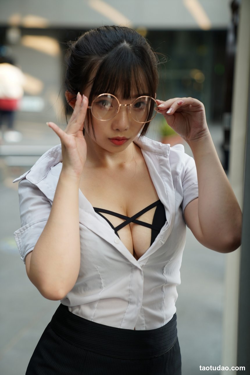 街拍丝足 NO.227 林茉晶 高跟美腿棚拍  [33P+38M]