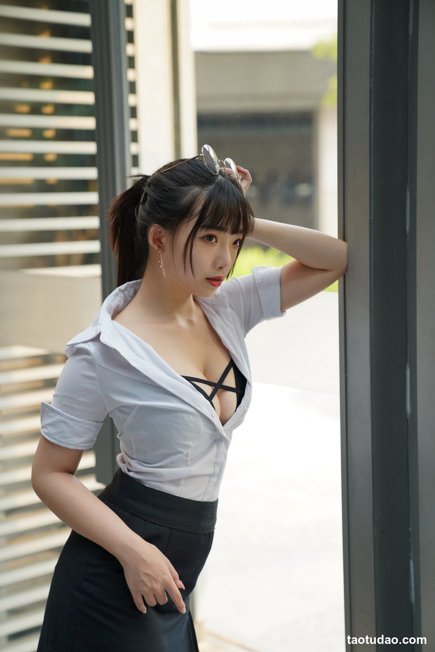 街拍丝足 NO.227 林茉晶 高跟美腿棚拍  [33P+38M]