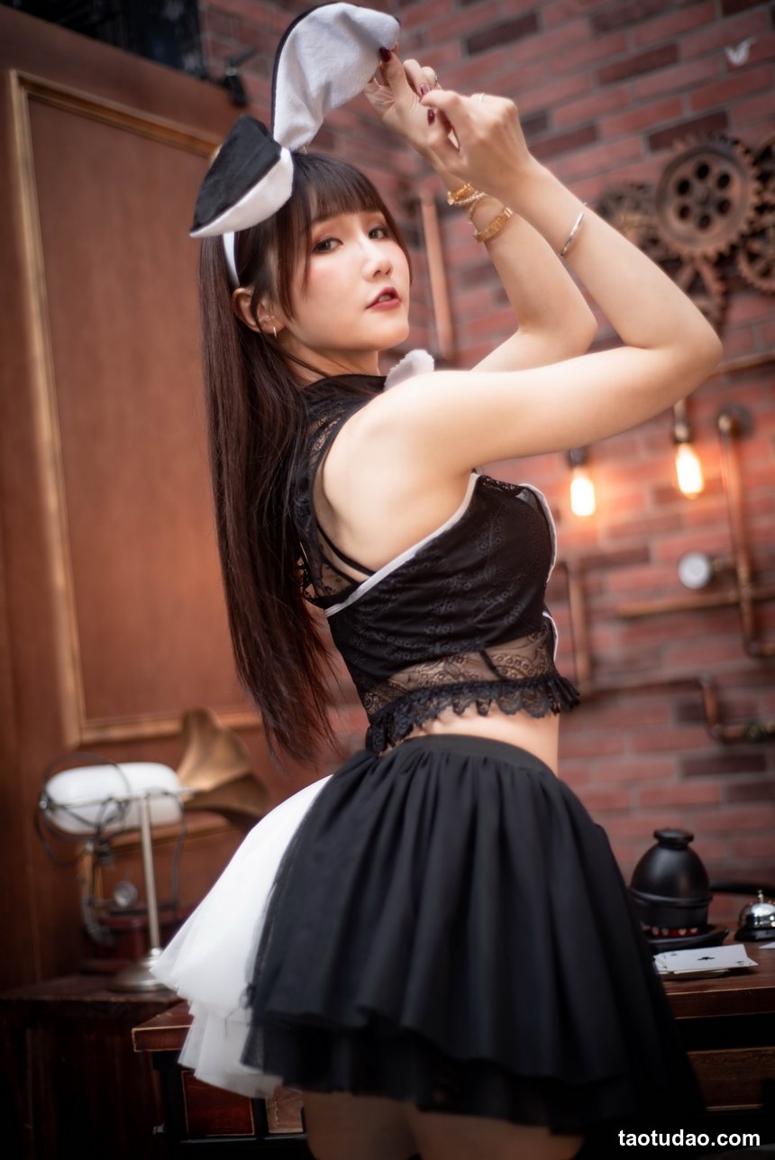 街拍丝足 NO.228 林以媃 高跟美腿外拍 [35P+50M]