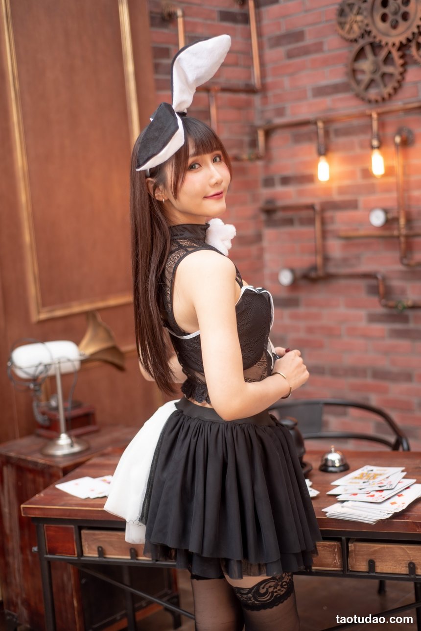 街拍丝足 NO.228 林以媃 高跟美腿外拍 [35P+50M]