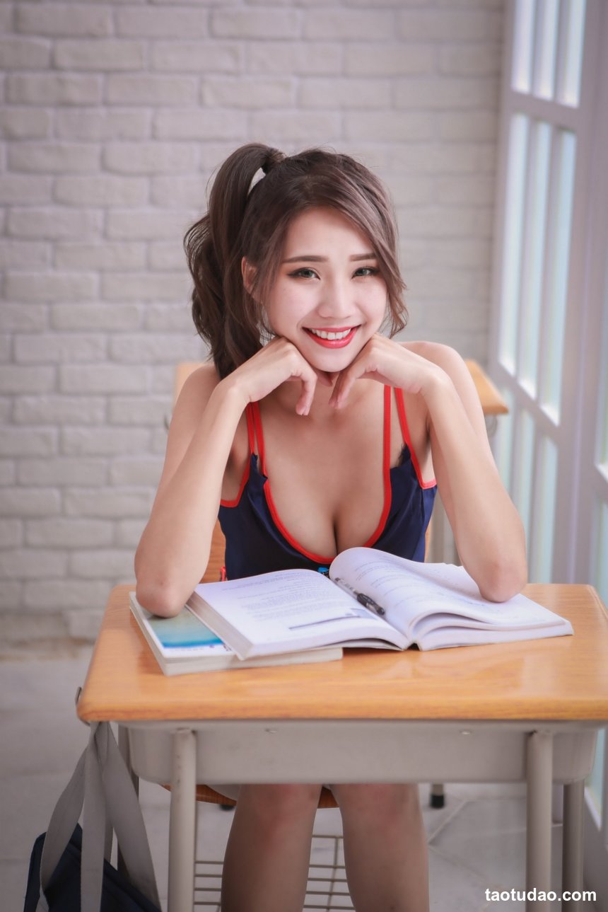 街拍丝足 NO.235-长腿美模 Winnie小雪高跟美腿OL 2【54P34M】