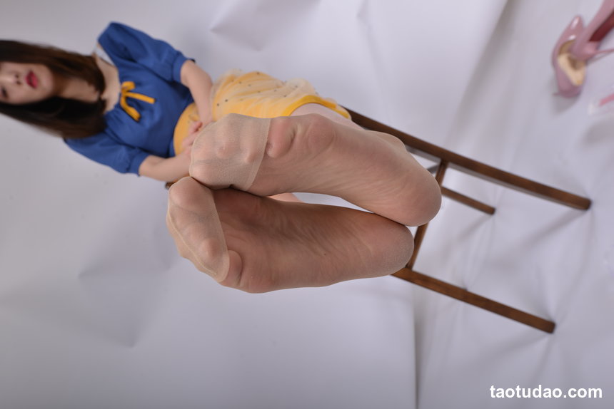 街拍丝足 NO.236-长腿美模 Winnie小雪高跟美腿OL 3【56P32M】