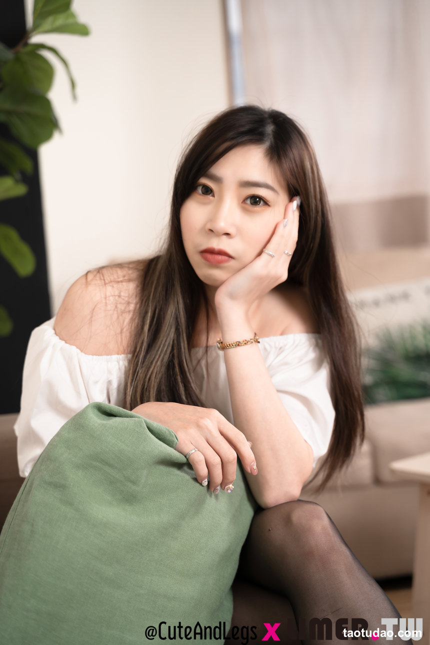 Limerence原创 No.111 Quintina 甜心女友的小白鞋黑色丝袜脚 [132P1V-2.42GB]