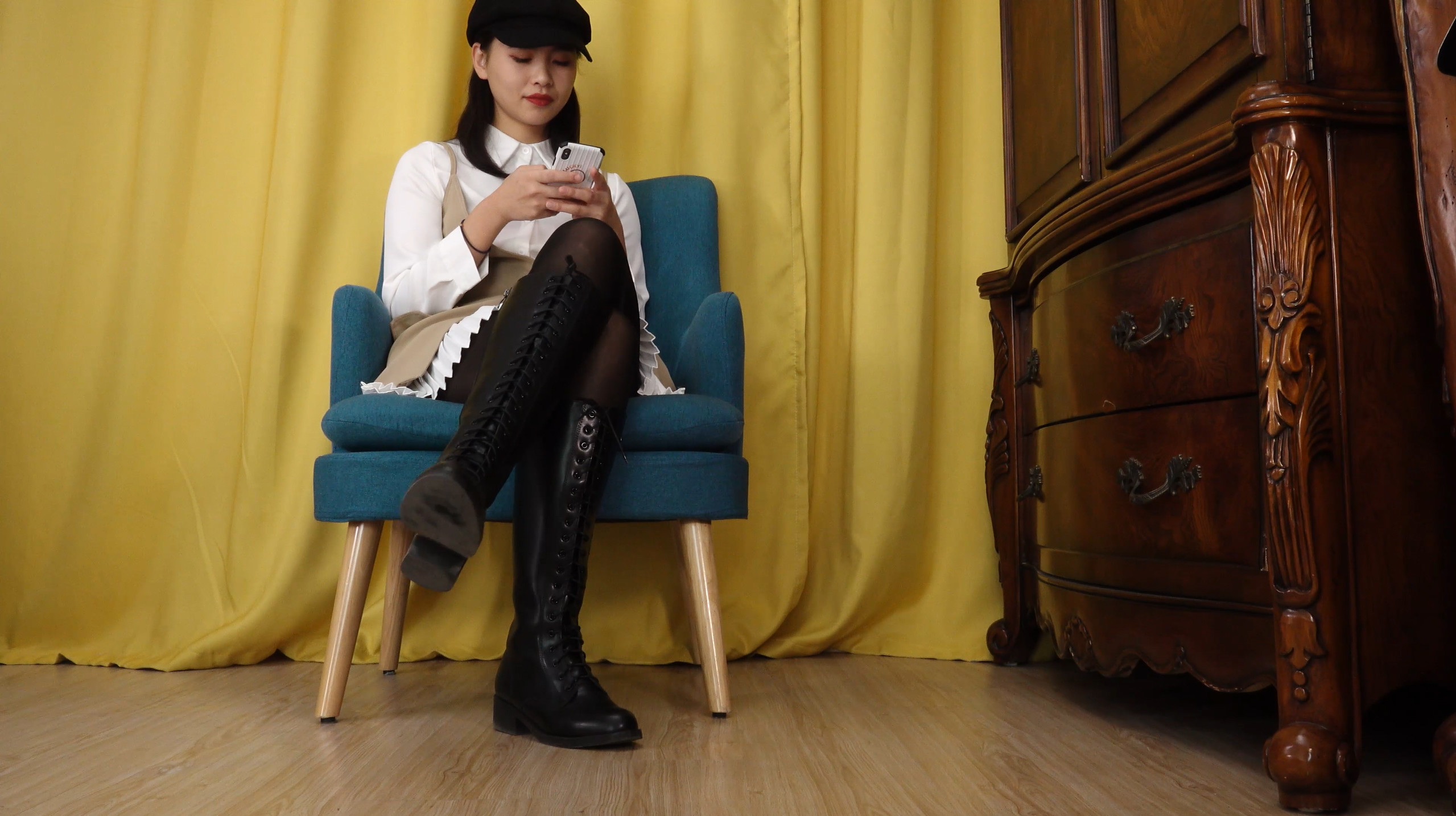 A&F No.275 王雪梅-穿着洛丽塔服装展示黑丝裸足 第1部 [MP4-2.45GB]
