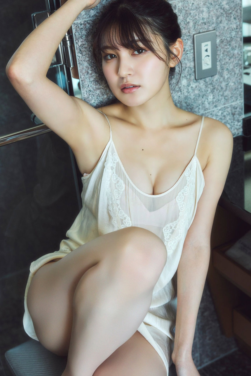 神志那結衣写真集「赤いドレスを脱いだら……」