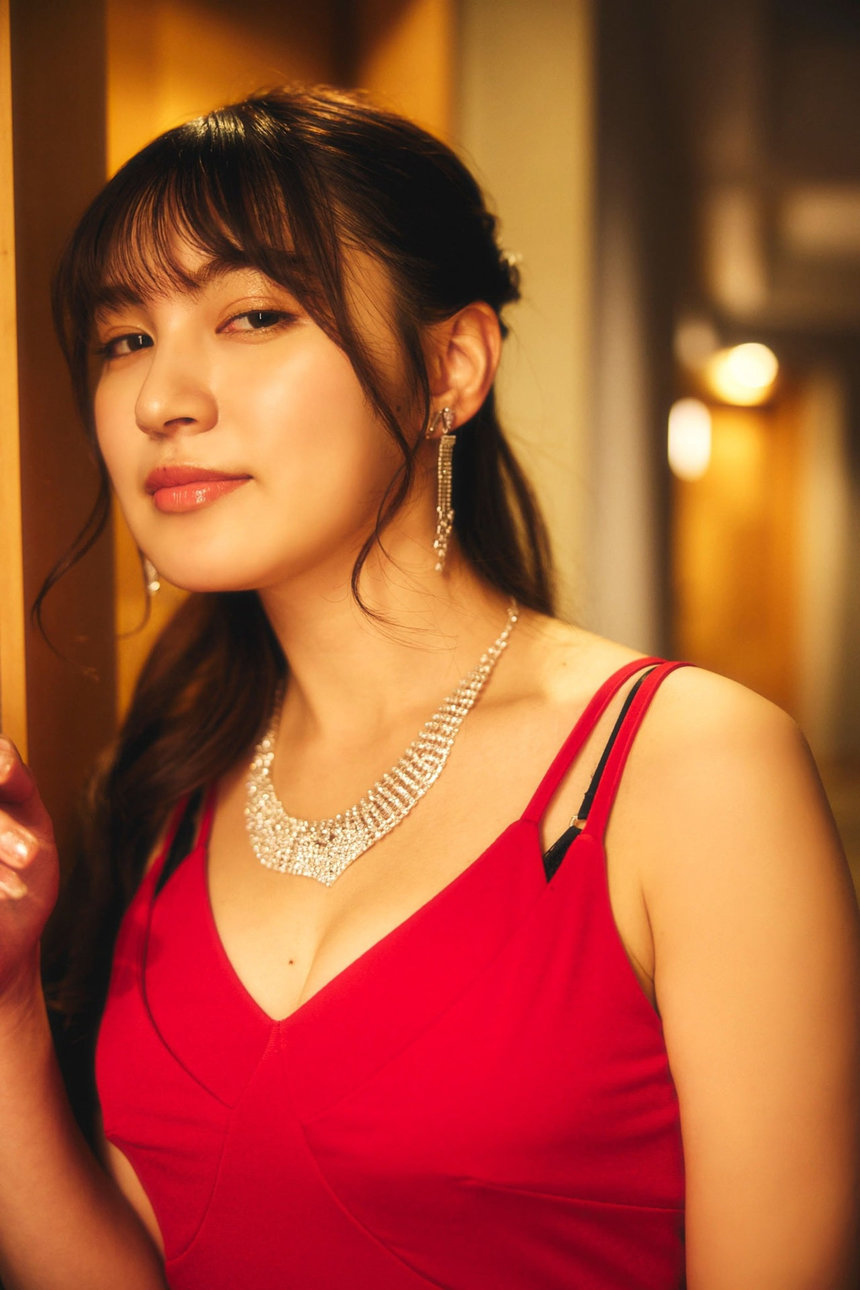 神志那結衣写真集「赤いドレスを脱いだら……」