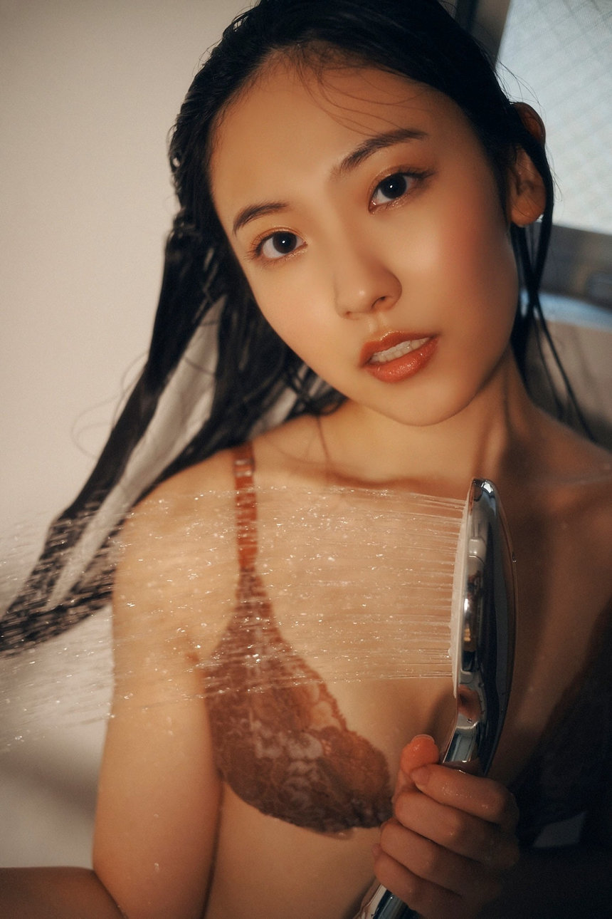 林田百加写真集「ハイレグな彼女」