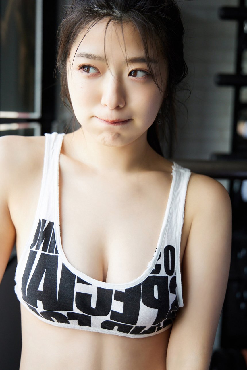 山田かなが水着でボディビル ヤンマガデジタル写真集