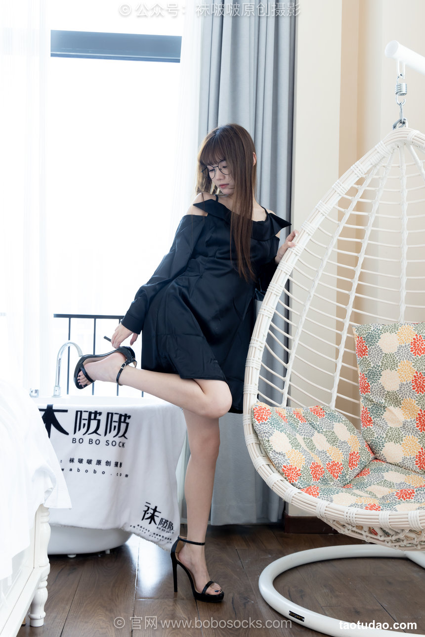 BoBoSocks袜啵啵 No.716 甜甜圈-高跟凉鞋、皮鞋、厚白丝大腿袜、裸足 [152P1V-5.48GB]