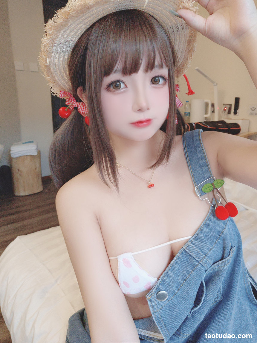 日奈娇 –  背带牛仔裤