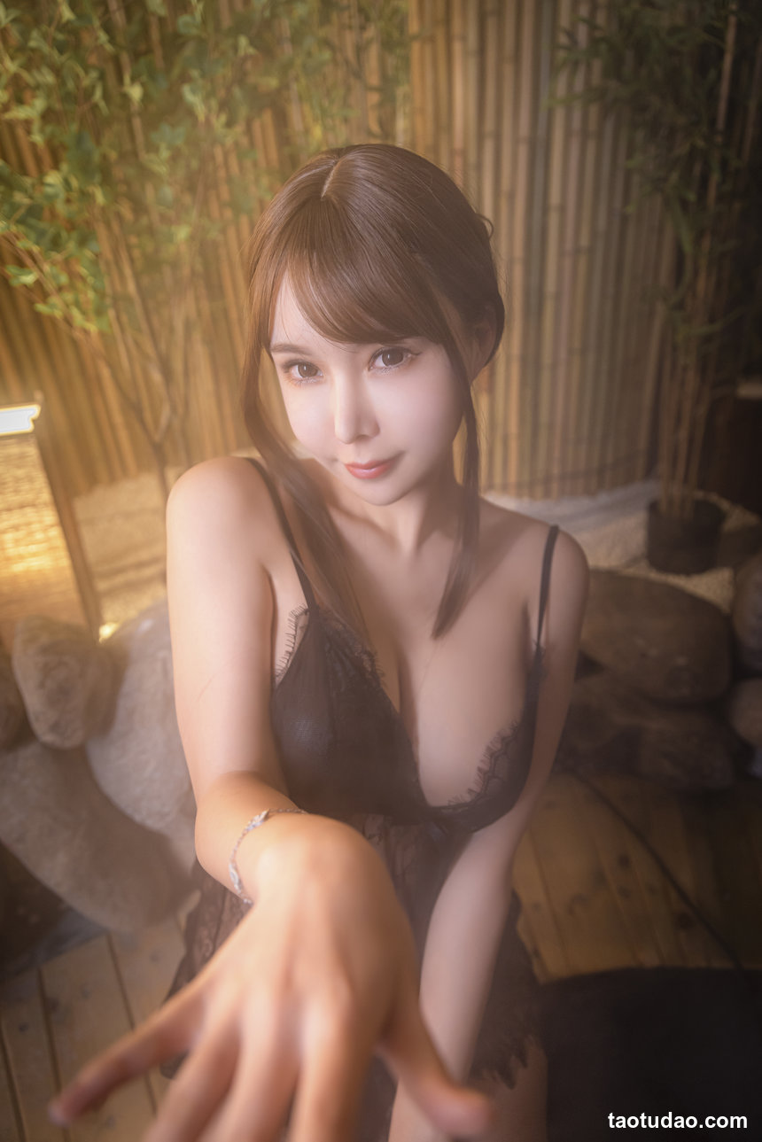 亚马逊鲶鱼 –  温泉黑色蕾丝