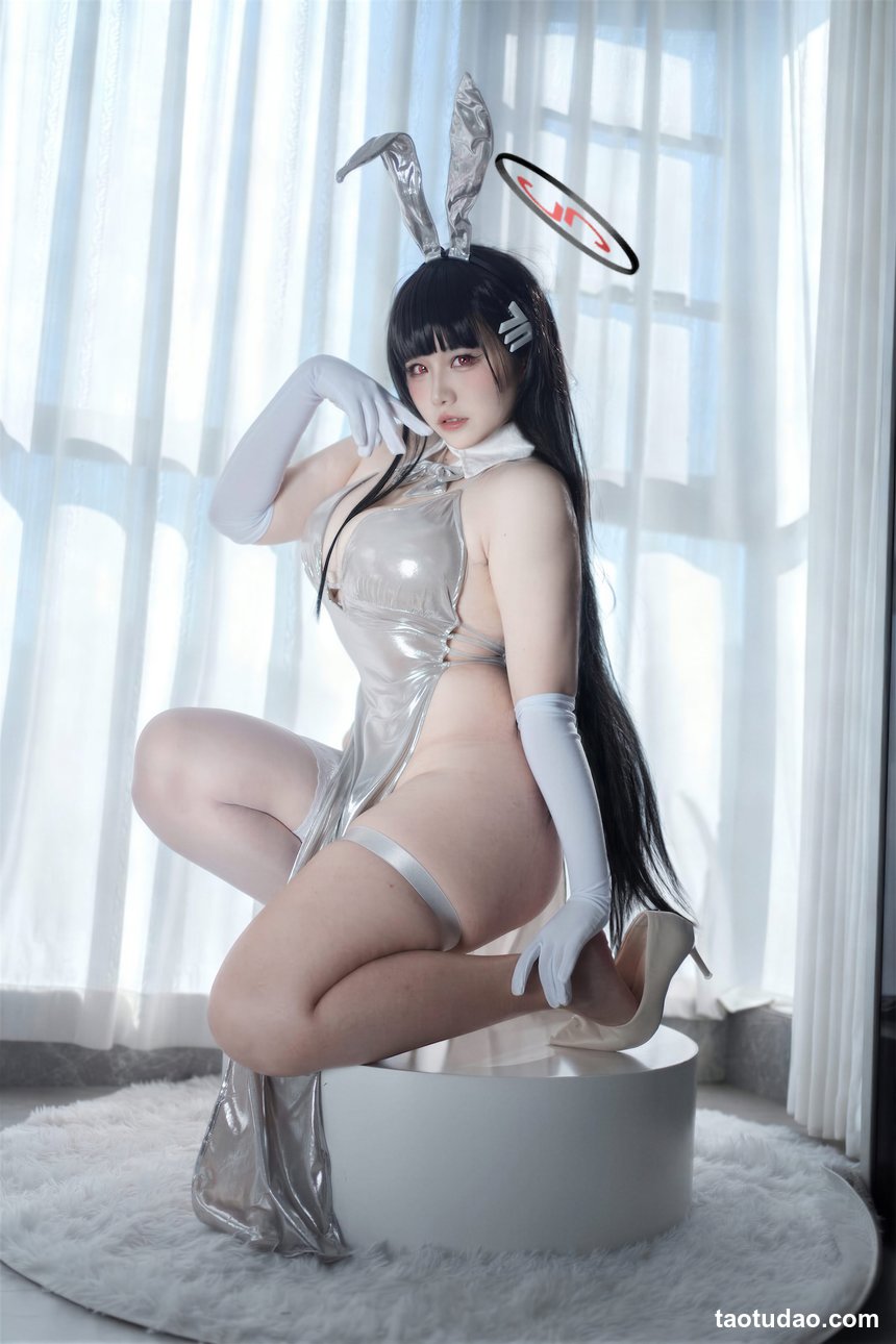 阿半今天很开心 – NO.072 蔚蓝档案 调月莉音·银色长裙