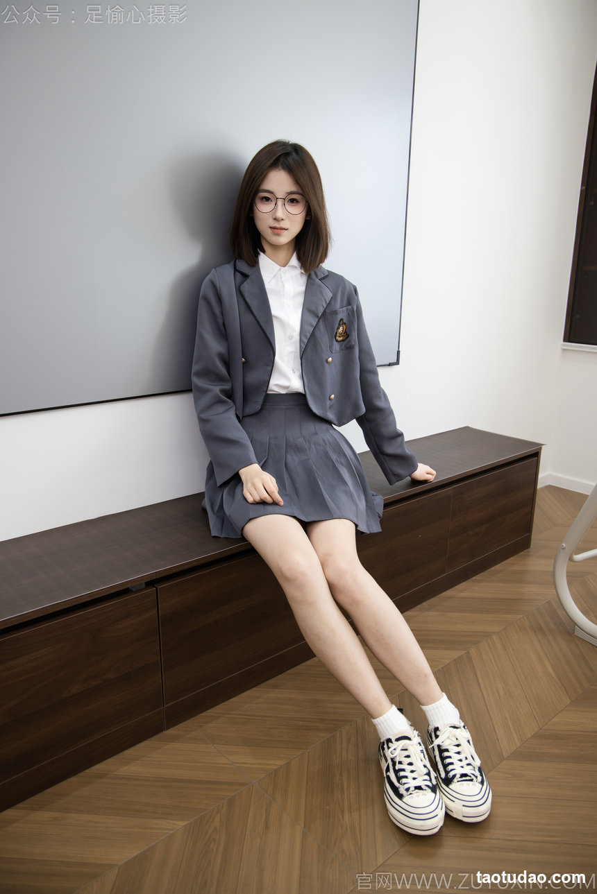 足愉心 No.097 小瑶（搭配：灰色制服、灰色短裙、白色棉袜、帆布鞋、裸足）[120P2V-12.2GB]