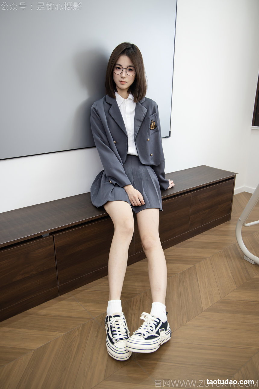 足愉心 No.097 小瑶（搭配：灰色制服、灰色短裙、白色棉袜、帆布鞋、裸足）[120P2V-12.2GB]