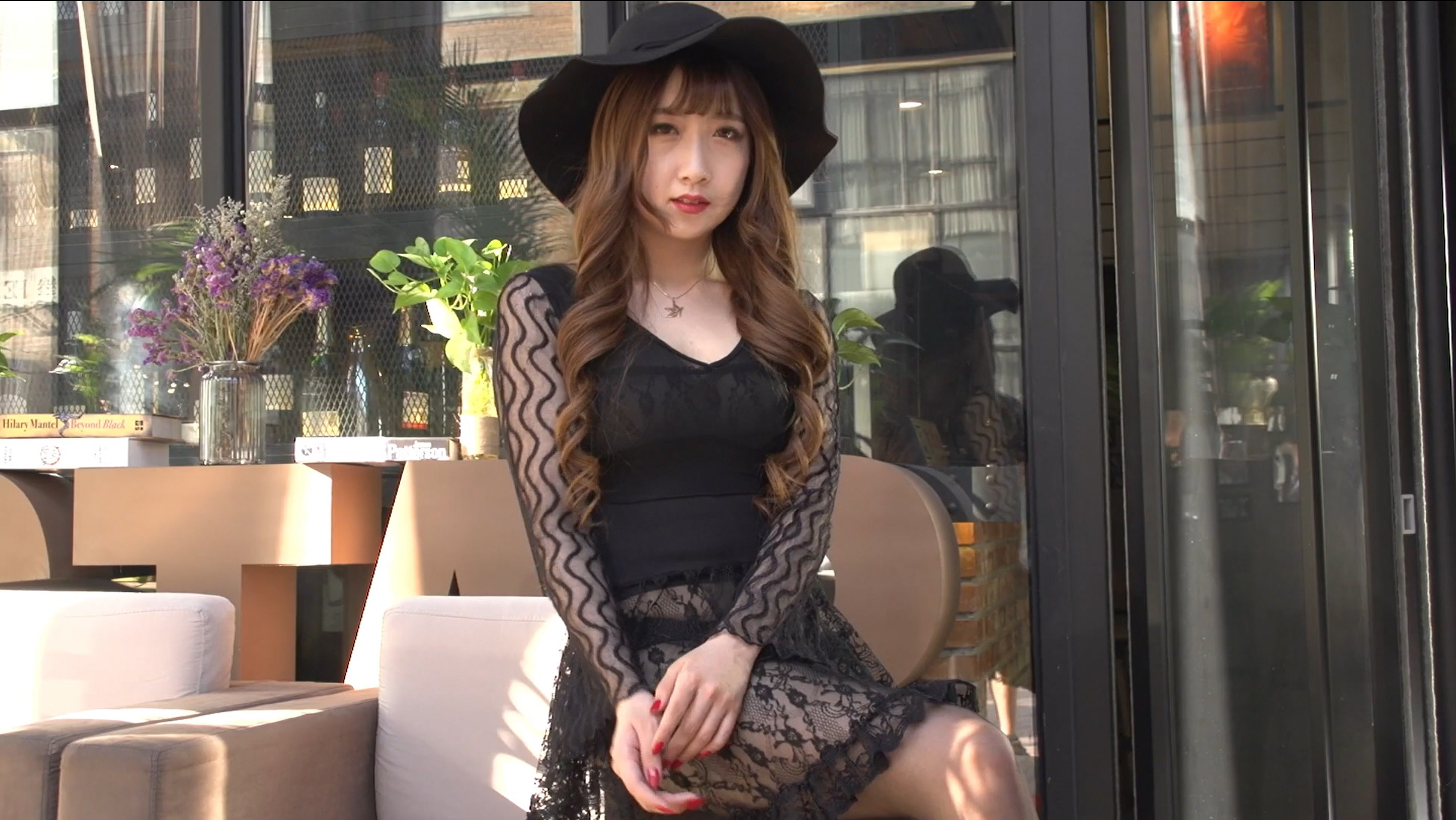 [ligui丽柜]2025.01.14 午后阳光照在蕾丝短裙女孩的丝袜和美腿上