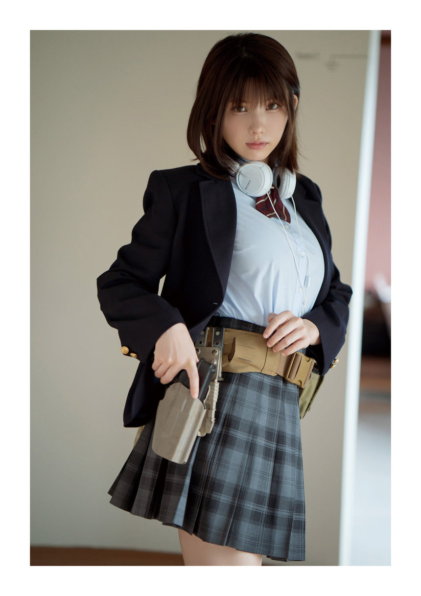 えなこ写真集「Nobody Knows that Combat Girl .」