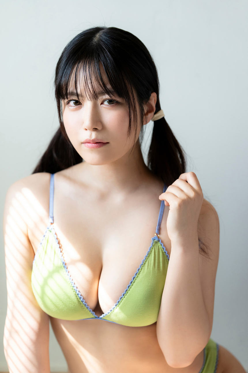 東雲うみ写真集「くつろぎダイナマイト」