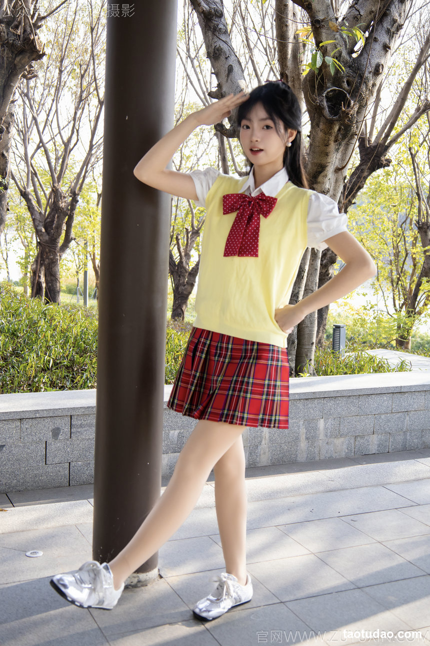 足愉心 No.132 婉宁（搭配：运动鞋、肉色丝袜）