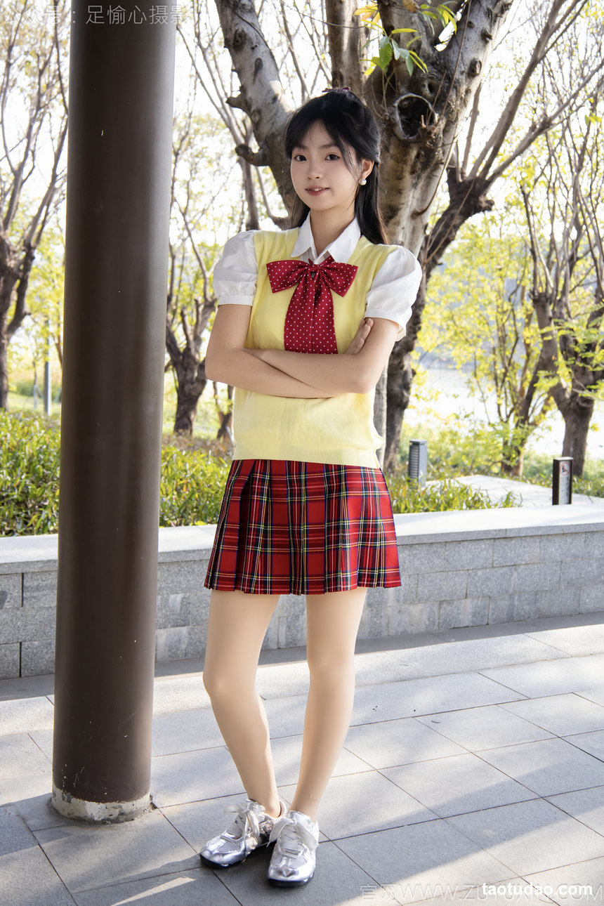 足愉心 No.132 婉宁（搭配：运动鞋、肉色丝袜）