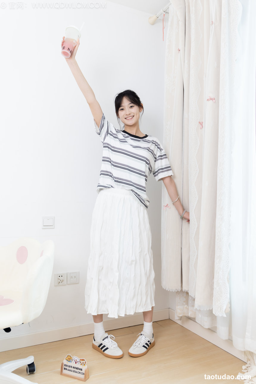 物恋传媒 No.2754 山奈-德训鞋、运动鞋、纯白棉袜、短肉丝、裸足 [210P1V-6.06GB]