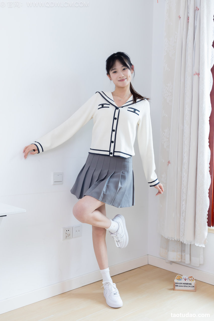 物恋传媒 No.2768 山奈-板鞋、白棉袜、裸足、半脱袜子 [215P1V-5.44GB]
