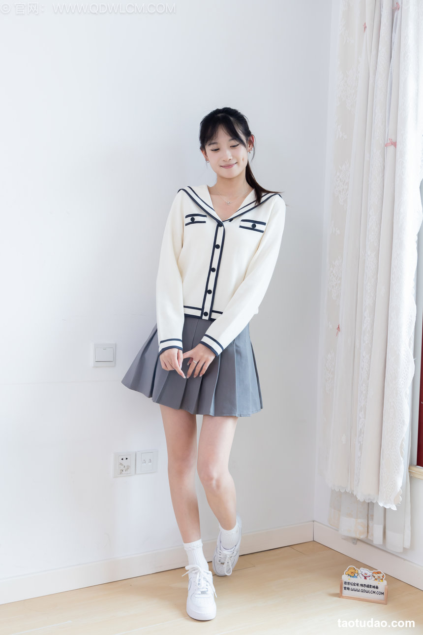 物恋传媒 No.2768 山奈-板鞋、白棉袜、裸足、半脱袜子 [215P1V-5.44GB]