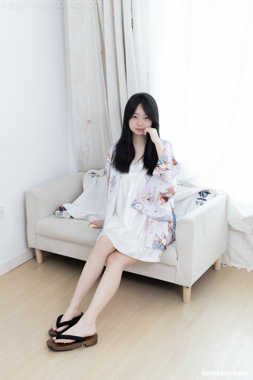 物恋传媒 No.2715 萌萌-木屐、薄黑丝、纯白棉袜 [197P1V-5.64GB]