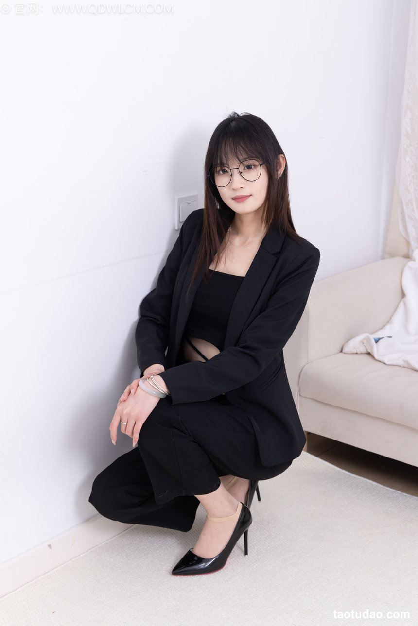 物恋传媒 No.2716 山奈-高跟鞋、短肉丝、裸足、ol制服 [140P1V-2.93GB]