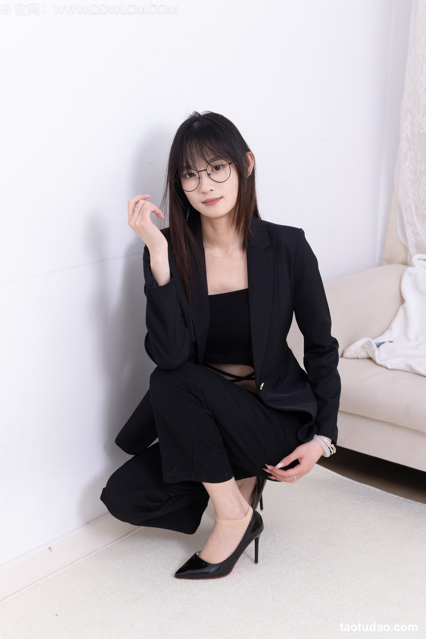 物恋传媒 No.2716 山奈-高跟鞋、短肉丝、裸足、ol制服 [140P1V-2.93GB]